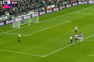 VAR介入判點！戈登上半場補時點球破門，紐卡半場2-0領(lǐng)先伯恩利