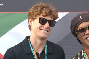 終局之戰(zhàn)三人爭冠，辛納和小羅現(xiàn)場(chǎng)觀戰(zhàn)F1阿布扎比大獎(jiǎng)賽