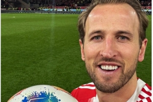 拜仁官推曬凱恩與比賽用球合照：76場德甲第10次帽子戲法，太瘋狂