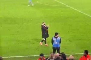 未來(lái)成疑！薩拉赫賽后獨(dú)自停留在場(chǎng)邊，并向球迷長(zhǎng)時(shí)間鼓掌揮手