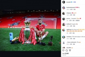 無聲回?fù)簦克_拉赫社媒主頁置頂5月奪冠后同多項(xiàng)獎(jiǎng)杯的合照