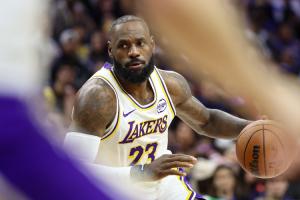 詹姆斯：費(fèi)城球迷除了主隊(duì)誰(shuí)都不在乎&我尊重這點(diǎn) 我在這打23年了