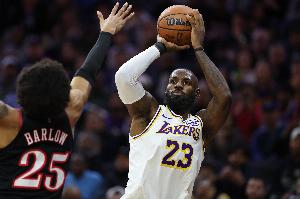 終于打破魔咒！詹姆斯湖人生涯首次在費(fèi)城客場(chǎng)贏球