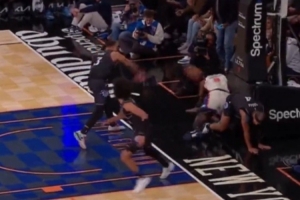 這是在干啥？貝恩拿球暴力砸向已倒地的阿努諾比 裁判給了魔術(shù)球