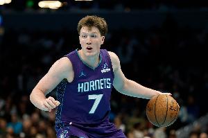 第四節(jié)找到手感有點(diǎn)晚！克尼佩爾13中5拿到14分4板3助 三分10中2