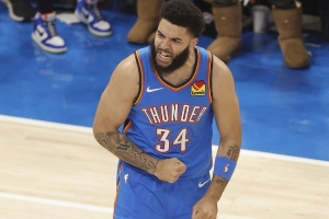 老將坐鎮(zhèn)！肯里奇·威廉姆斯7投4中得11分7板6助 正負值+29