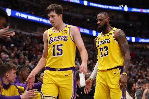 里夫斯：我搶下籃板給老詹 然后跟他說(shuō)帶我們贏球吧&這是他的時(shí)刻