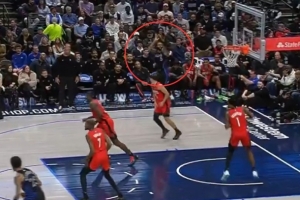 底角大空位要球但哈迪沒傳 拉塞爾自己投了個(gè)“空氣”