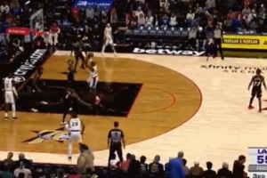 找回手感！老詹殺油漆區(qū)秀中投連得4分 拉出來(lái)飆三分也有