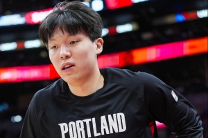 解說：楊瀚森有點(diǎn)不適應(yīng)這個(gè)節(jié)奏 半場(chǎng)就4犯 后面的時(shí)間很難保持