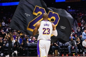 關(guān)鍵先生！湖人官推曬海報(bào)致敬詹姆斯：連續(xù)關(guān)鍵球 這就是第23季