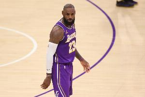 得分已經(jīng)上雙！詹姆斯半場(chǎng)8中4拿到10分3板3助1斷