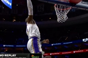 這馬上要41歲了！詹姆斯轉換三大步單臂戰(zhàn)斧劈扣 夢回當年！