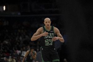 活力十足！凱爾特人連續(xù)沖搶前場(chǎng)籃板補(bǔ)籃得手 開(kāi)局15-5領(lǐng)先猛龍