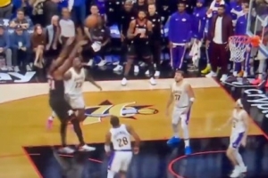 堪比本西籃下傳球！恩比德關鍵背打里夫斯 到禁區(qū)卻轉身跳投不中