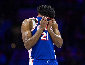 16中2！恩比德方圓3米沒(méi)人 超級(jí)空位三分穩(wěn)穩(wěn)不中