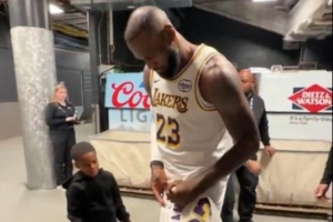 這個(gè)我也想要！小球迷拿著詹姆斯球衣 后者特意停步為他送上親簽