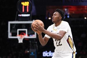 能攻還能防！卡斯?fàn)柾黄茖?duì)抗上籃 被奎因結(jié)結(jié)實(shí)實(shí)單臂大帽摁下