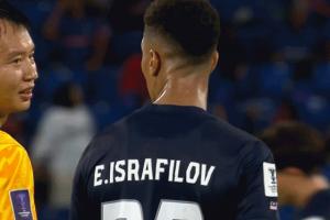 48腳打門0-0！比賽結束后，柔佛后衛(wèi)和陳威邊走邊聊