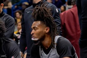 復(fù)出還可以！卡斯?fàn)?5中5拿到18分5板5助 末節(jié)4中0狀態(tài)下滑