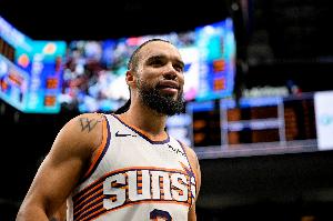 血霧迷離！狄龍球衣上滿是血跡&下場處理 回更衣室后已回歸比賽