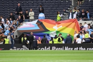 TA：受歐冠對(duì)手捷克球隊(duì)要求，熱刺主場(chǎng)LGBTQ+彩虹大旗被移至別處