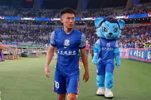 記者：于漢超參加教練員培訓(xùn)班，冬訓(xùn)時以助教身份與申花會合