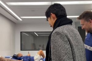 親切擁抱！孫興慜賽后與羅梅羅、里沙利松見面