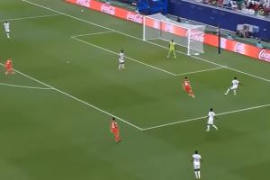 阿拉伯杯驚現(xiàn)逆天攻防球員巧射自家大門，對手前鋒婉拒大禮