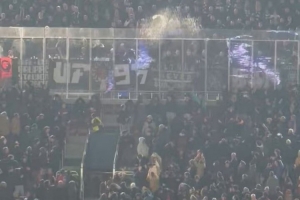 會(huì)被處罰嗎？法蘭克福球迷在諾坎普向巴薩球迷投擲雜物+煙火