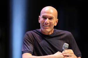 齊祖來了！記者：齊達(dá)內(nèi)與妻子在伯納烏包廂現(xiàn)場觀戰(zhàn)皇馬對陣曼城