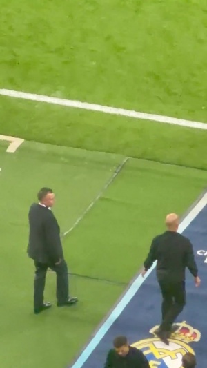 主場輸球！終場哨后，阿隆索與瓜迪奧拉握手、擁抱后直接回更衣室