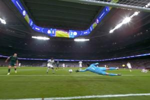 神了！多庫突入禁區(qū)射門，庫爾圖瓦極限撲出