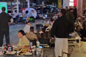 咪咕美女記者為了拍到國(guó)安球員進(jìn)球慶祝，在場(chǎng)邊狂奔