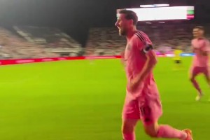 飛翔的阿根廷人！現(xiàn)場視角看梅西頭球破門