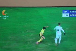 蓉城球迷怒批德爾加多：成都蓉城的罪人！我要?dú)馑懒?>
                                <span></span>
                                <p>蓉城球迷怒批德爾加多：成都蓉城的罪人！我要?dú)馑懒?/p>
                            </a>
                        </div>
                                                <div   id=